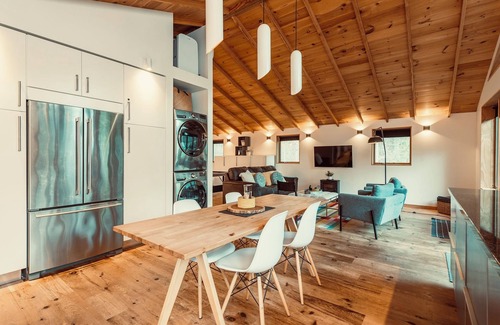 Weaverville Cabina | Robin's Nest Retreat in charming Weaverville