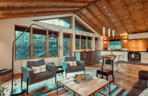 Weaverville Cabina | Robin's Nest Retreat in charming Weaverville