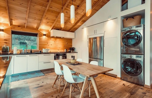 Weaverville Cabina | Robin's Nest Retreat in charming Weaverville