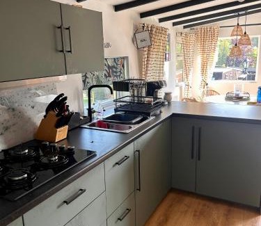 Builth Wells Casa | Robins' Rest - 22 Caer Beris Luxury Lodge Park NEW Sleeps 6 Riverside Reteat