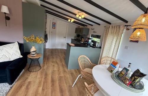 Builth Wells Casa | Robins' Rest - 22 Caer Beris Luxury Lodge Park NEW Sleeps 6 Riverside Reteat