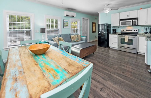 Key West Historic District Cabaña | ~ROBINSON CRUSOE COTTAGE~ Delight in island vibes in this home with a pool.