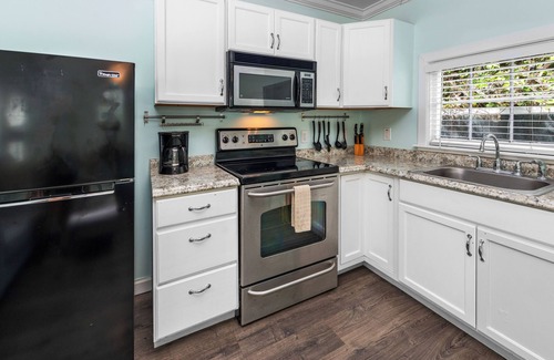 Key West Historic District Cabaña | ~ROBINSON CRUSOE COTTAGE~ Delight in island vibes in this home with a pool.