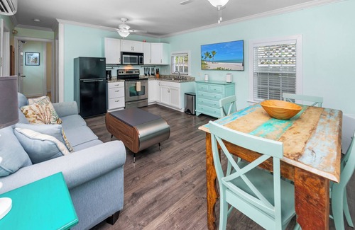 Key West Historic District Cabaña | ~ROBINSON CRUSOE COTTAGE~ Delight in island vibes in this home with a pool.