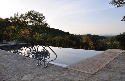 Castellina in Chianti Apartamento | Apart 2BR adecuado para PRM bellamente en una granja restaurada con piscina y spa