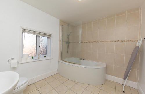 Rocester Casa | Rocester Rest close to Alton Towers & JCB, Netflix