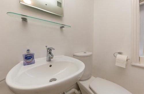 Rocester Casa | Rocester Rest close to Alton Towers & JCB, Netflix