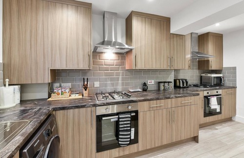 George Green Casa | Rochfords Serviced House with 5 Bedrooms, 4 bathrooms, upto12 beds