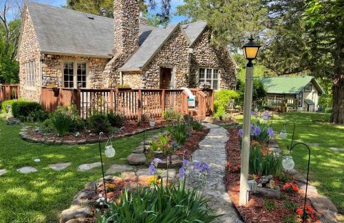 Eureka Springs Historic District Cama Y Desayuno | Rock Cottage Gardens B&B