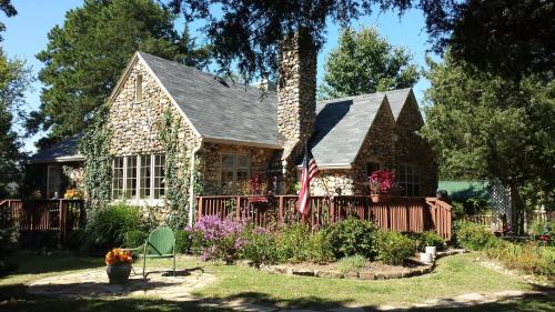 Eureka Springs Historic District Cama Y Desayuno | Rock Cottage Gardens B&B