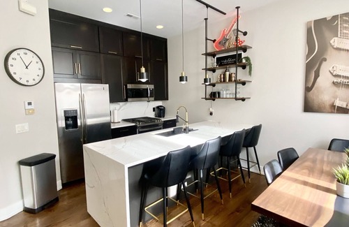 Southeast Omaha Condominio | Rock N Roll Condo Old Market w Rooftop Patio!