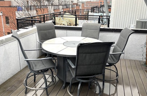 Southeast Omaha Condominio | Rock N Roll Condo Old Market w Rooftop Patio!