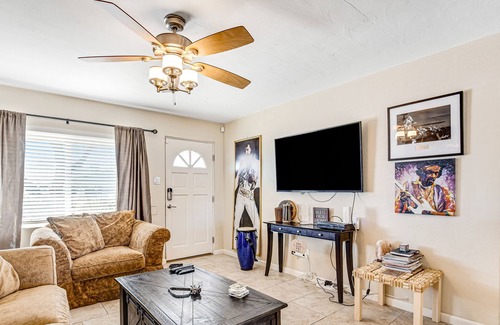 Cavalier Vista Casa | Rock 'n roll-themed home with great yard & patio - walk to Old Town Scottsdale