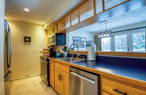 Rangeley Condominio | Rock Pond Condo 32 - Large ski in ski out condo for the whole family
