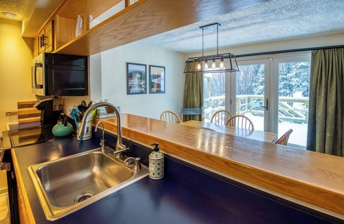 Rangeley Condominio | Rock Pond Condo 32 - Large ski in ski out condo for the whole family