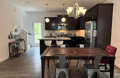 Statesville Casa | Rock & Relax in our 3-Bedroom Music-Themed Getaway in the heart of Statesville