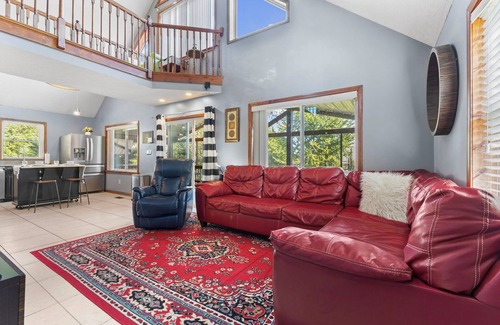 Utica Casa | Rock & Roll RiverHouse: Pool Table, Mins to Louisville!