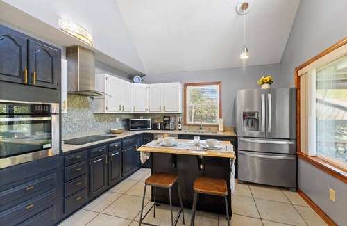Utica Casa | Rock & Roll RiverHouse: Pool Table, Mins to Louisville!