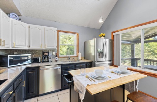 Utica Casa | Rock & Roll RiverHouse: Pool Table, Mins to Louisville!