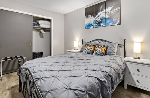 Aurora Condominio | Rock&Roll-Theme Apt 65"TV/WiFi/FreeParking/Close to Aurora downtown area