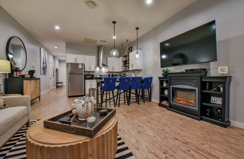 Tuscaloosa Condominio | Rock & Roll Tide! Steps away from Amphitheater and downtown!