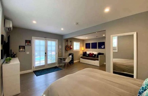 West Los Angeles Casa | Rock & Royalty Guesthouse, UCLA, Century City adj.