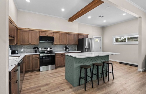 Disney Casa | Rock Wall Retreat> Rig Parking & Central to Disney