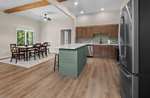Disney Casa | Rock Wall Retreat> Rig Parking & Central to Disney