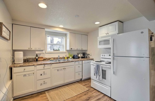Rockaway Beach Apartamento | Rockaway Beach Condo - Beach Access Nearby!