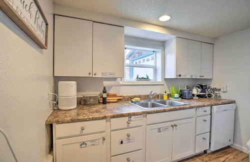 Rockaway Beach Apartamento | Rockaway Beach Condo - Beach Access Nearby!