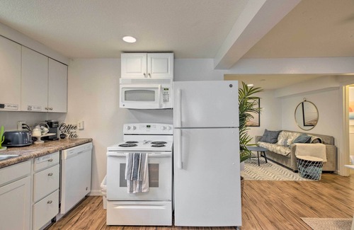 Rockaway Beach Apartamento | Rockaway Beach Condo - Beach Access Nearby!