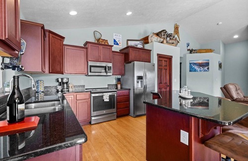 Coeur d'Alene Casa | Rockford Bay Bliss – Pet-Friendly Home w/ Lake View, Fire Pit, Deck, BBQ, Near Marina & Shooters Bar