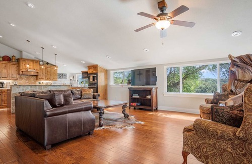 Pipe Creek Casa | Barrio Rockin B Ranch Creek View