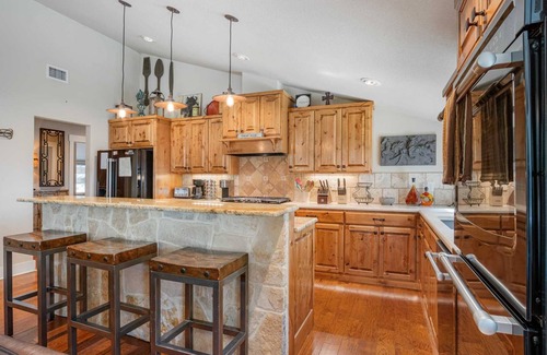 Pipe Creek Casa | Barrio Rockin B Ranch Creek View