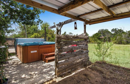Dripping Springs Cabaña | Rockin Boots at the Swing on Inn