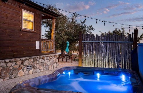 Fredericksburg Cabina | Rockin' R Ranch - 5 Cabins & Sleeps 12