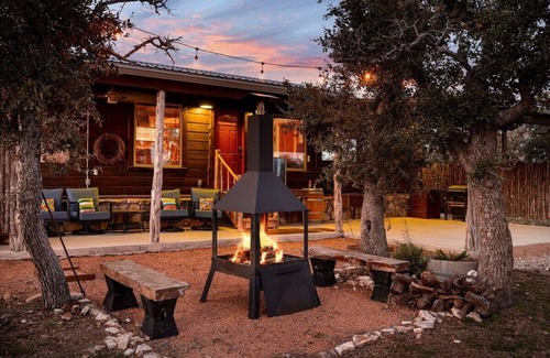 Fredericksburg Cabina | Rockin' R Ranch - 5 Cabins & Sleeps 12