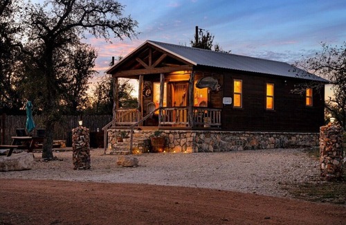 Fredericksburg Cabina | Rockin' R Ranch - 5 Cabins & Sleeps 12