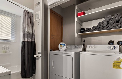 Aurora Apartamento | RocknRoll-Themed Apt ✧65"TV/WiFi/FreeParking