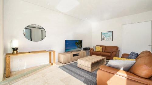 Terrigal Casa | Rockpool #2 Short Walk To Beach, Shops, Cafes Accom Holidays