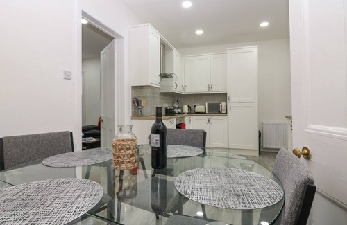 Macduff Casa | ROCKSTAR COTTAGE, family friendly, with a garden in Macduff