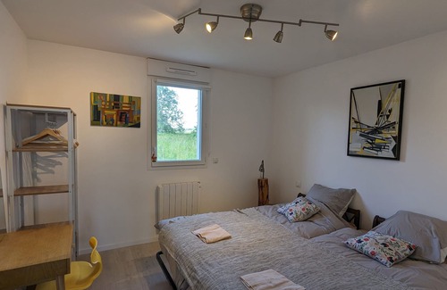 Acheres-la-Foret Cabaña | Rocky Lodge, cottage with large wooden deck and private garden near the Forest
