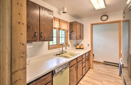 Carriage Hills Cabina | 'Rocky Mountain Breezes' Cabin: Grill + Deck!