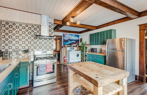 Banff Casa | Rocky Mountain House - Sleeps 23