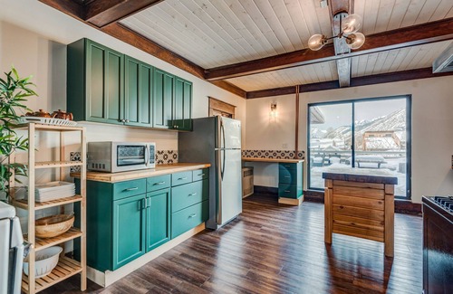 Banff Casa | Rocky Mountain House - Sleeps 23