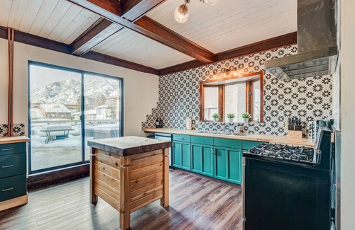 Banff Casa | Rocky Mountain House - Sleeps 23