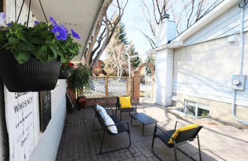 Brentwood Casa | Rocky Mtn Escape-3 bdrm-near shops, dining, UofC