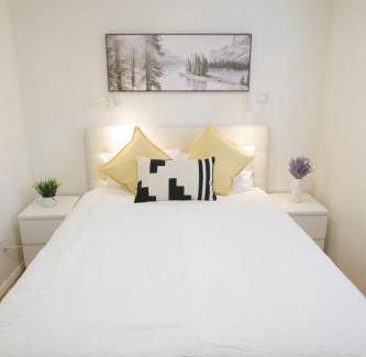 Brentwood Casa | Rocky Mtn Escape-3 bdrm-near shops, dining, UofC