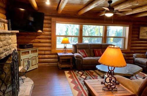 Red River Casa | Rocky Top Vista Log Cabin With High Speed Wifi