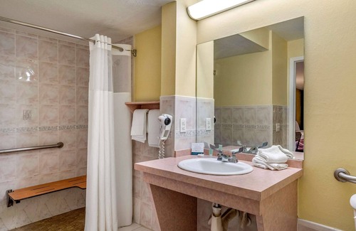 Clearwater Hotel | Rodeway Inn Central Clearwater Beach